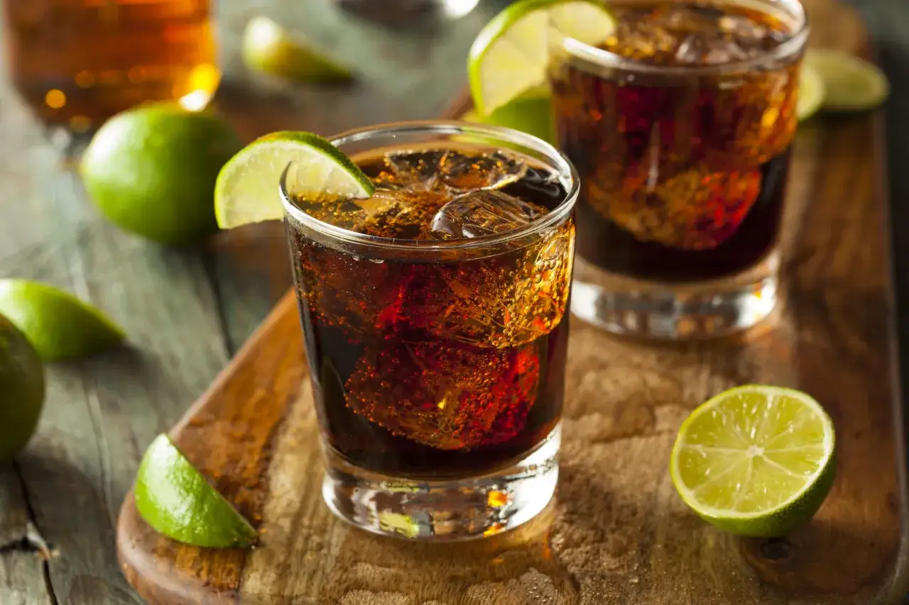 Idealny Cuba Libre jaki rum? Orzeźwiający drink z colą, lodem i limonką, idealny na gorące dni.