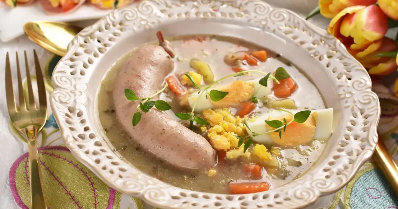 Biała kiełbasa w żurku z jajkiem i warzywami, pyszne danie, które warto znać pod kątem biała kiełbasa kcal.