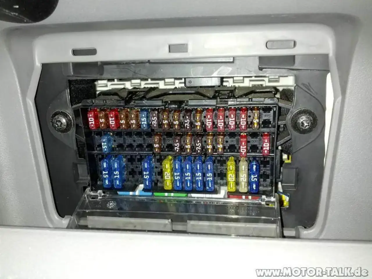 Sicherungskasten im Auto, ein wichtiger Teil des KFZ-Gateway. Verschiedene Sicherungen sind sichtbar.