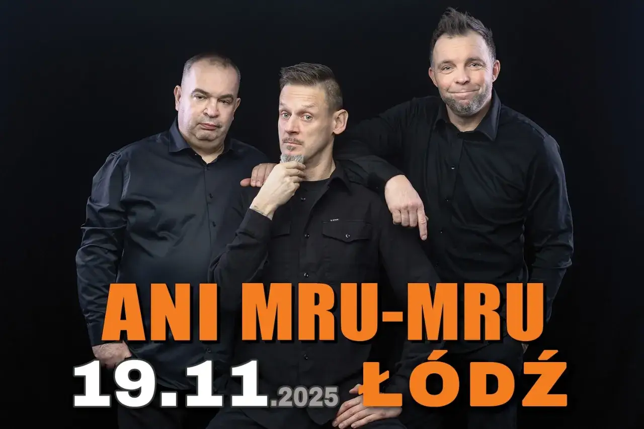Trzech mężczyzn w czarnych koszulach, członkowie kabaretu Ani Mru-Mru, pozuje do zdjęcia. Na dole widnieje napis