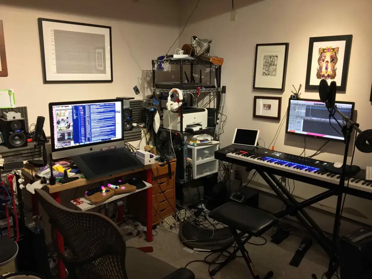 Ein Musikstudio mit einem Computer, einem Keyboard, Mikrofonen und Kopfh&ouml;rern. Perfekt f&uuml;r deinen n&auml;chsten Stream-Setup.