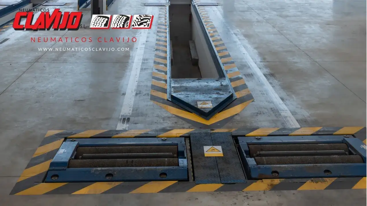 Foso de inspección con rodillos para pruebas de frenos, listo para cuando tengo que pasar la itv.