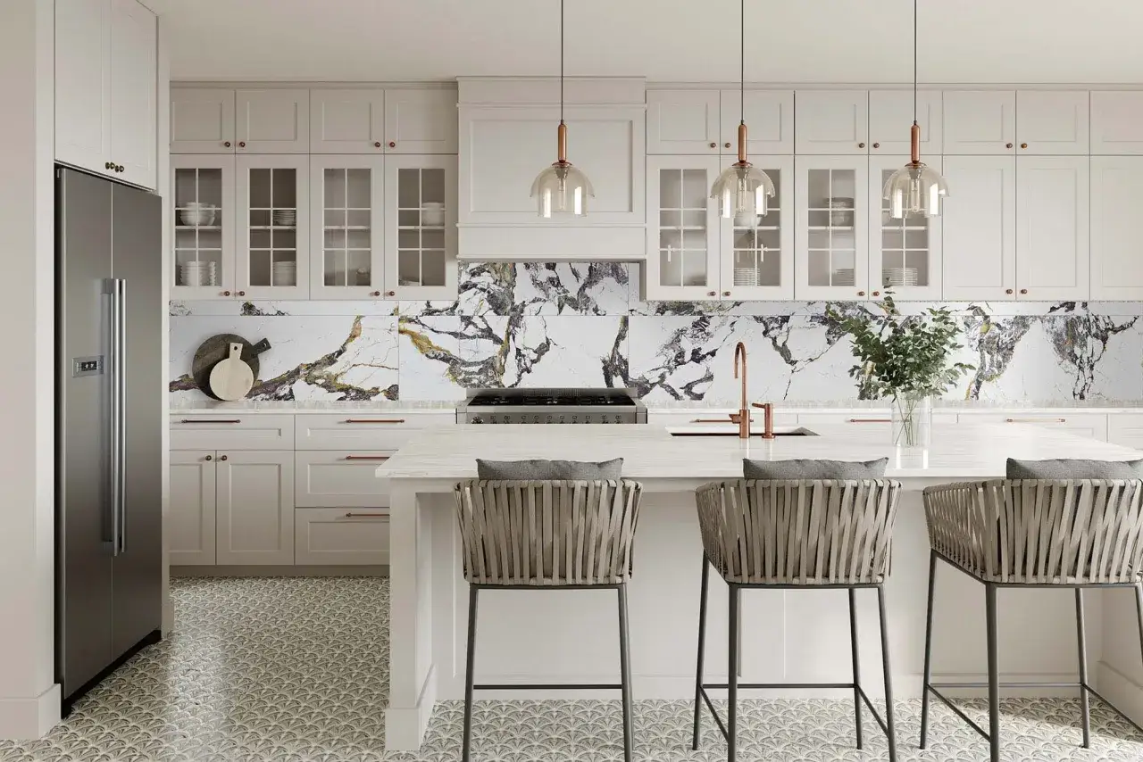 Cocina moderna con azulejos de m&aacute;rmol veteado, un estilo que marca las **&uacute;ltimas tendencias en azulejos para cocinas**.