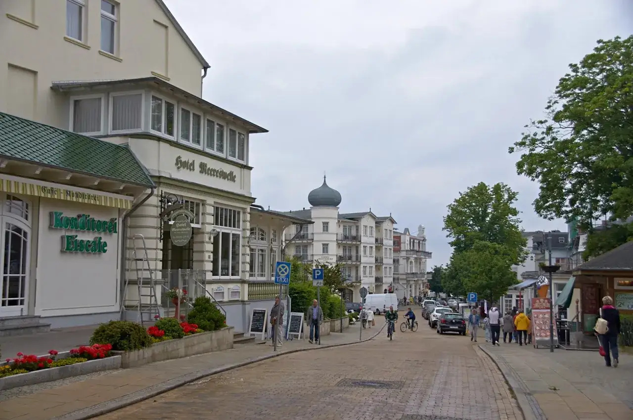 Ulica w Ahlbecku z hotelami i kawiarniami. Widać Hotel Meerwelle, Konditorei i Eiscafe. To świetne Ahlbeck atrakcje.