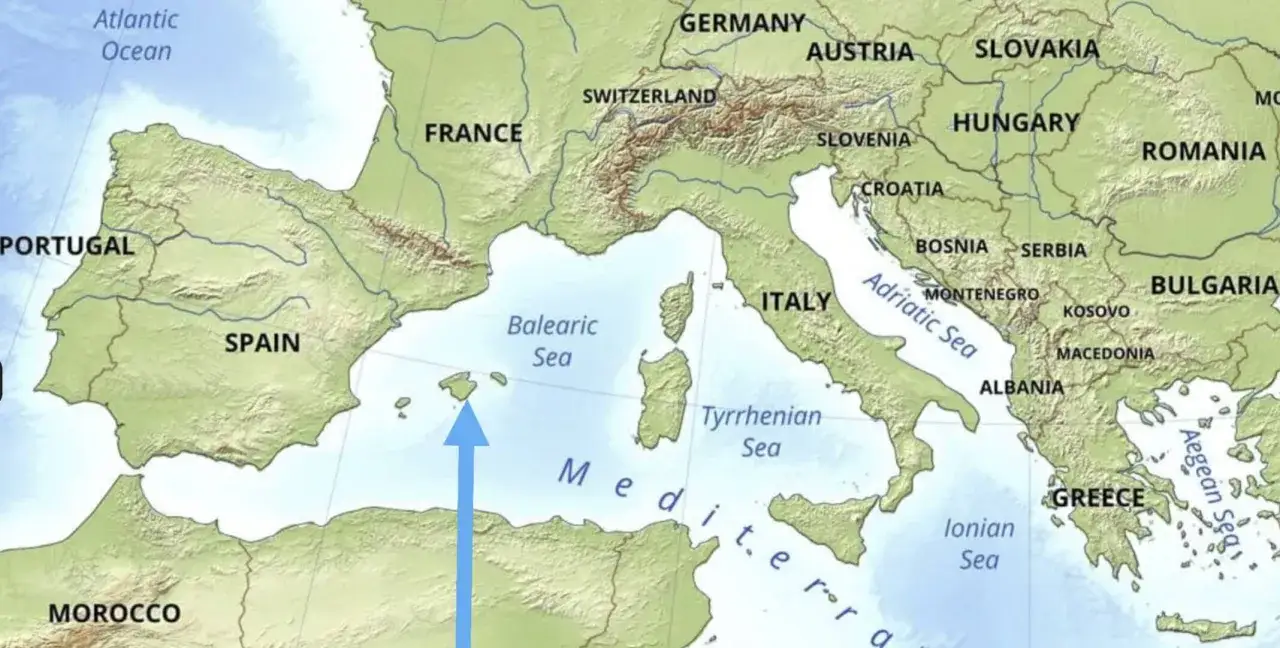 Mapa Europy z zaznaczoną strzałką wskazującą, gdzie leży Majorka na Morzu Balearskim, na zachód od Włoch.