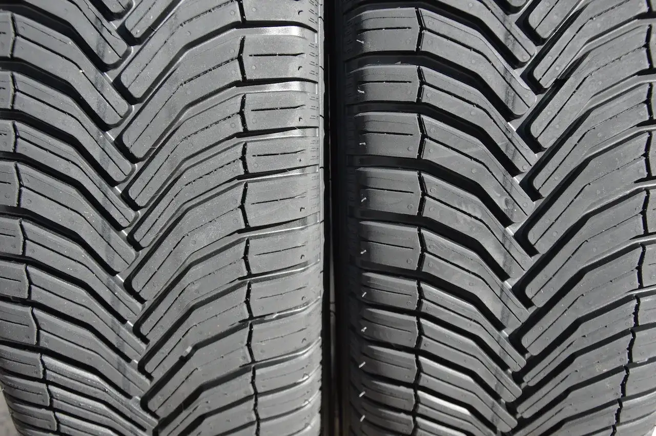 Detalle de dos neumáticos, banda de rodadura en V. Buscando ruedas all season opiniones para tu coche.