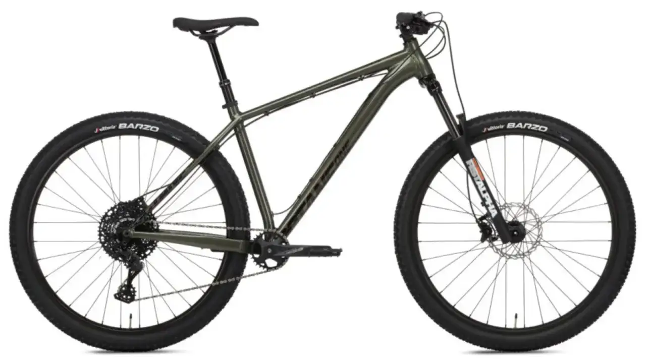 Zielony rower górski z oponami Vittoria Barzo, idealny na singletrack.