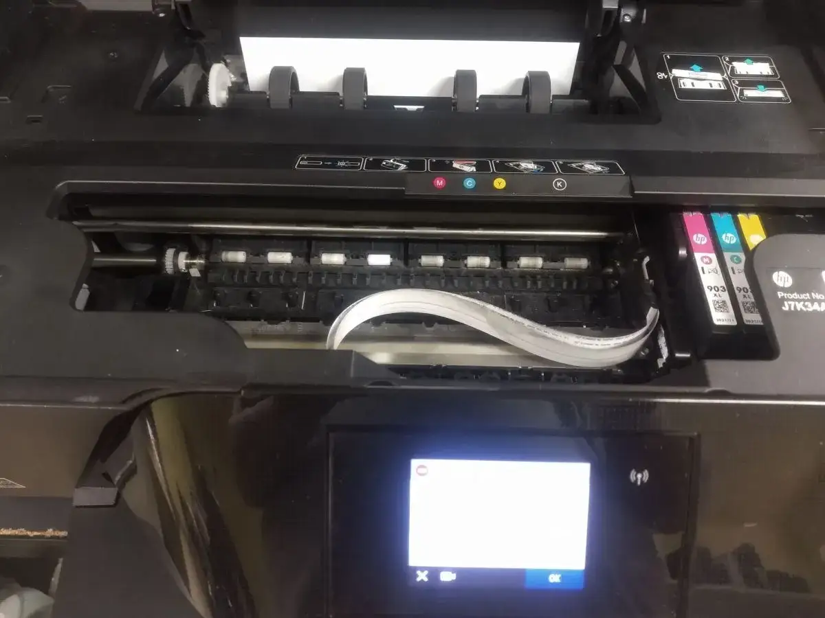 W drukarce HP OfficeJet Pro 6970 widoczne są wkłady z tuszem.