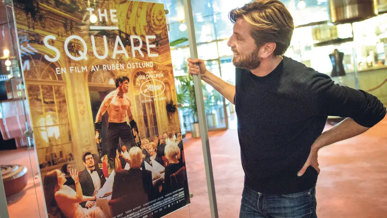 Man tittar p&aring; en affisch f&ouml;r filmen 