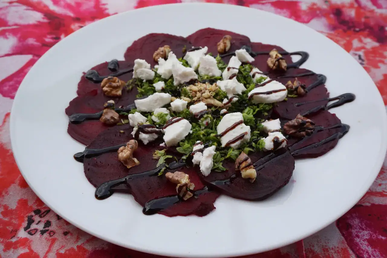 eleganckie carpaccio z buraka i koziego sera