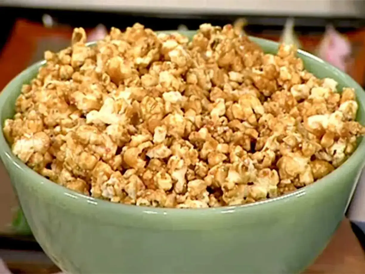 En skål med karamelliserade popcorn, perfekt för filmkvällen.