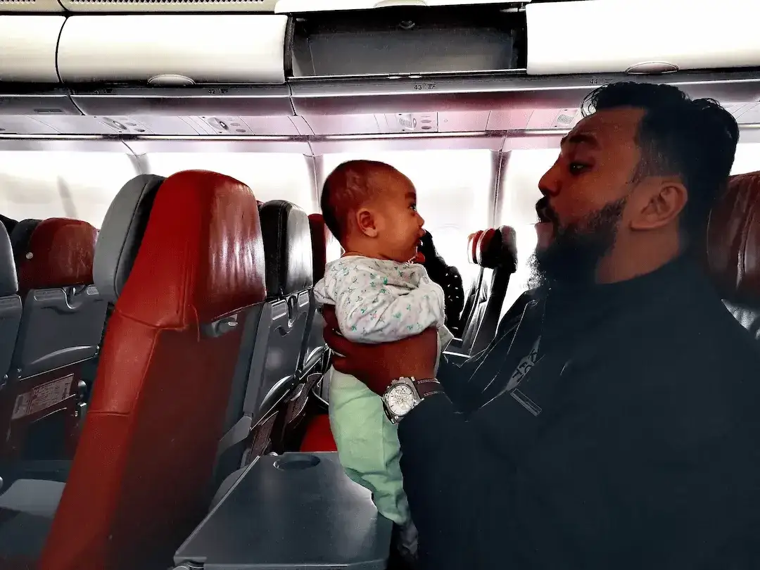 parent voyageant avec un bébé dans un aéroport près d'un avion