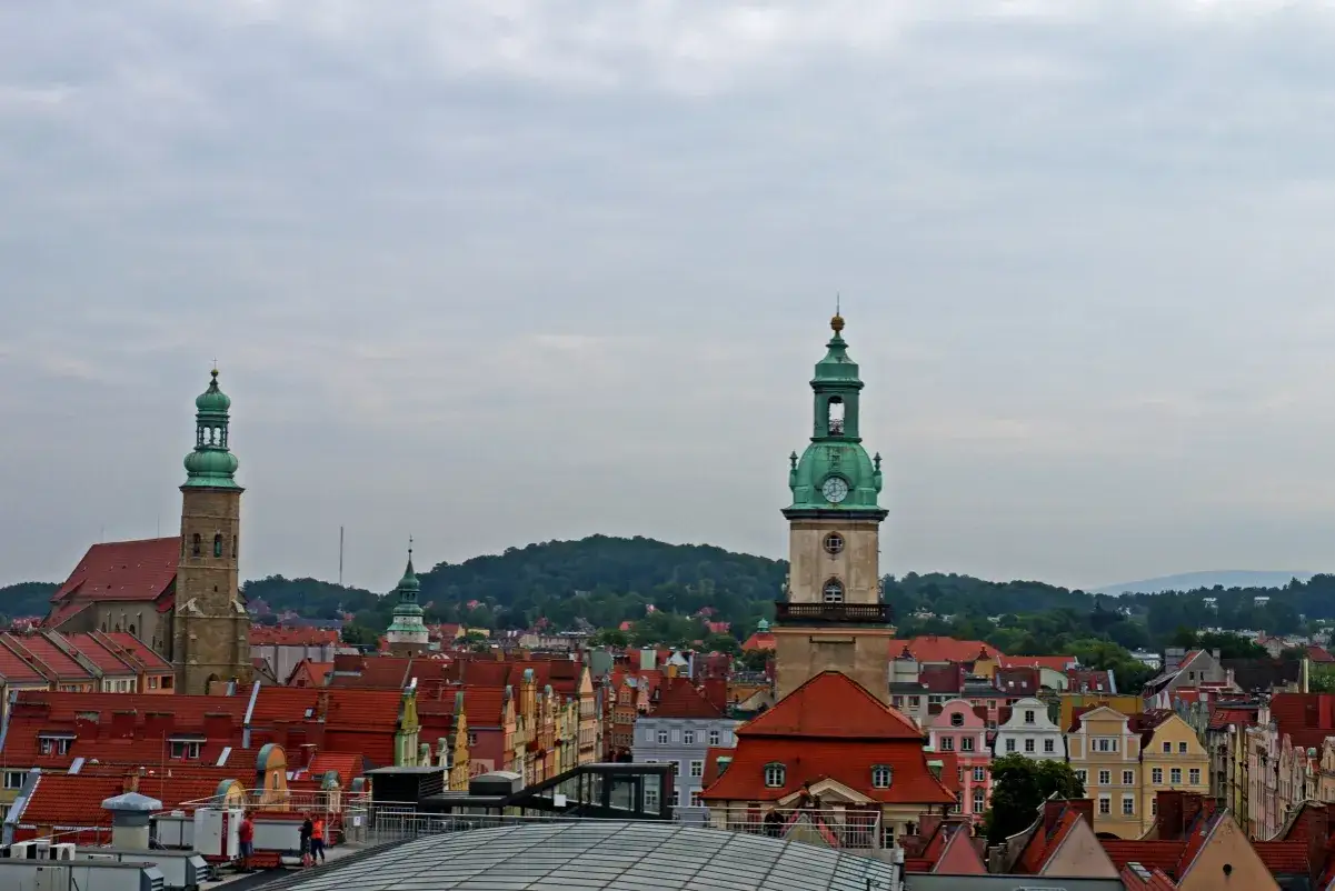 Jelenia Góra co zobaczyć: dwie wieże kościelne górują nad kolorowymi kamienicami.