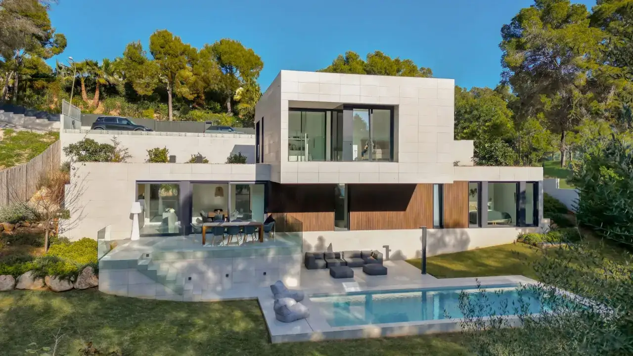 Moderna casa con piscina y vistas al bosque. Un ejemplo de cómo es vivir en una casa prefabricada de lujo.