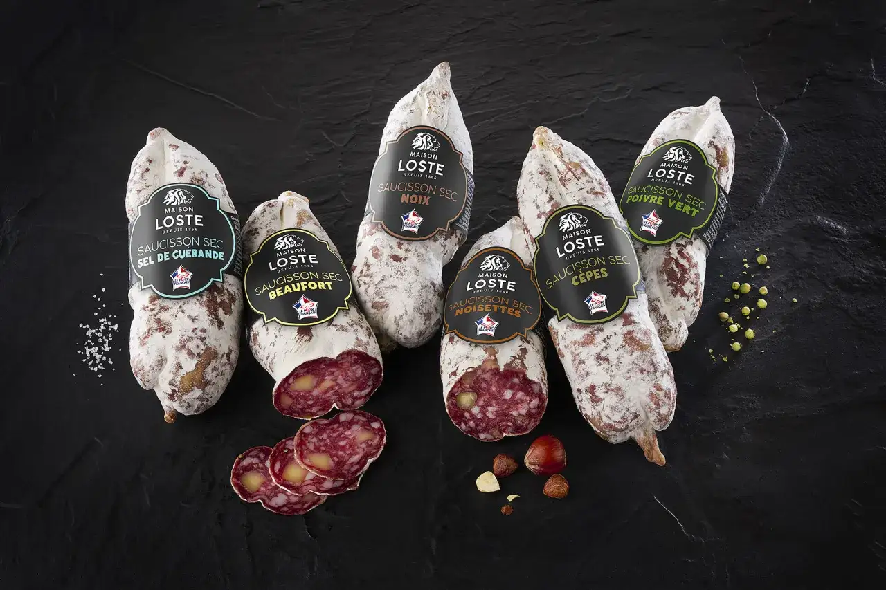 Cinq saucissons secs Maison Loste aux saveurs vari&eacute;es (Sel de Gu&eacute;rande, Beaufort, Noix, C&egrave;pes, Noisettes, Poivre vert) parfaits pour une recette avec du saucisson sec.