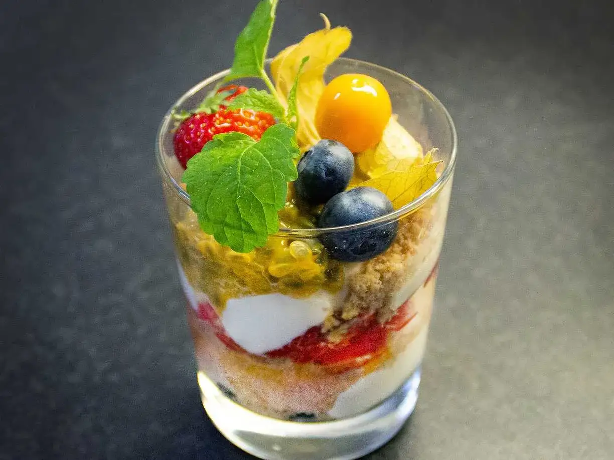 En läcker cheesecake i glas med bär och passionsfrukt, en Zeinas-skapelse.