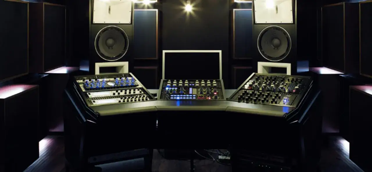 Console de mixage professionnelle dans un studio d'enregistrement, pr&ecirc;te pour le mastering musique.