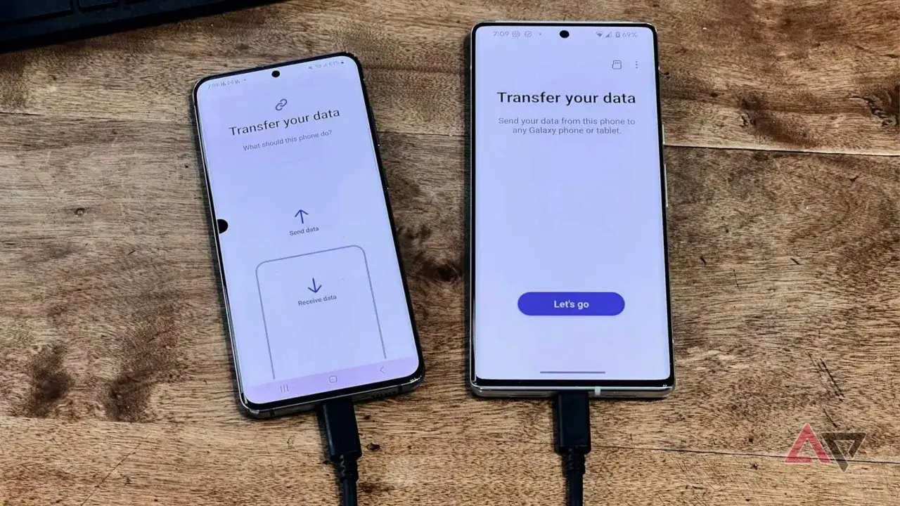 Dwa telefony połączone kablem USB. Na ekranach widnieje komunikat 
