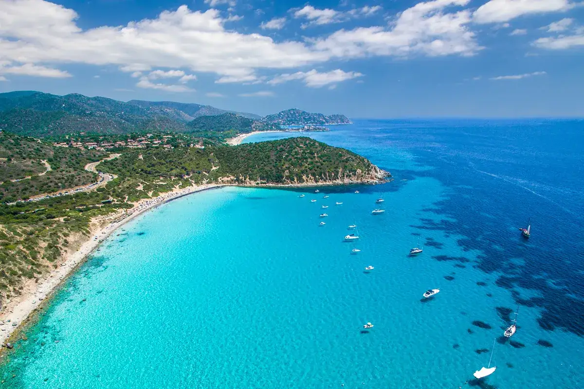 Spiaggia di Cala Sinzias, Sardegna. Acque cristalline e turchesi, un vero 