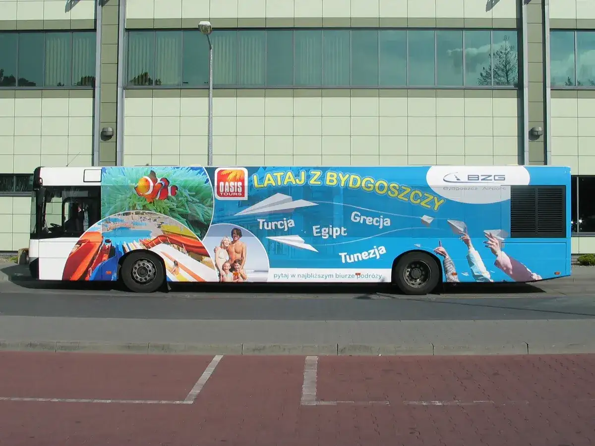 Autobus z reklamą tranzytową biura podróży Oasis Tours. Lataj z Bydgoszczy do Turcji, Egiptu, Grecji, Tunezji.