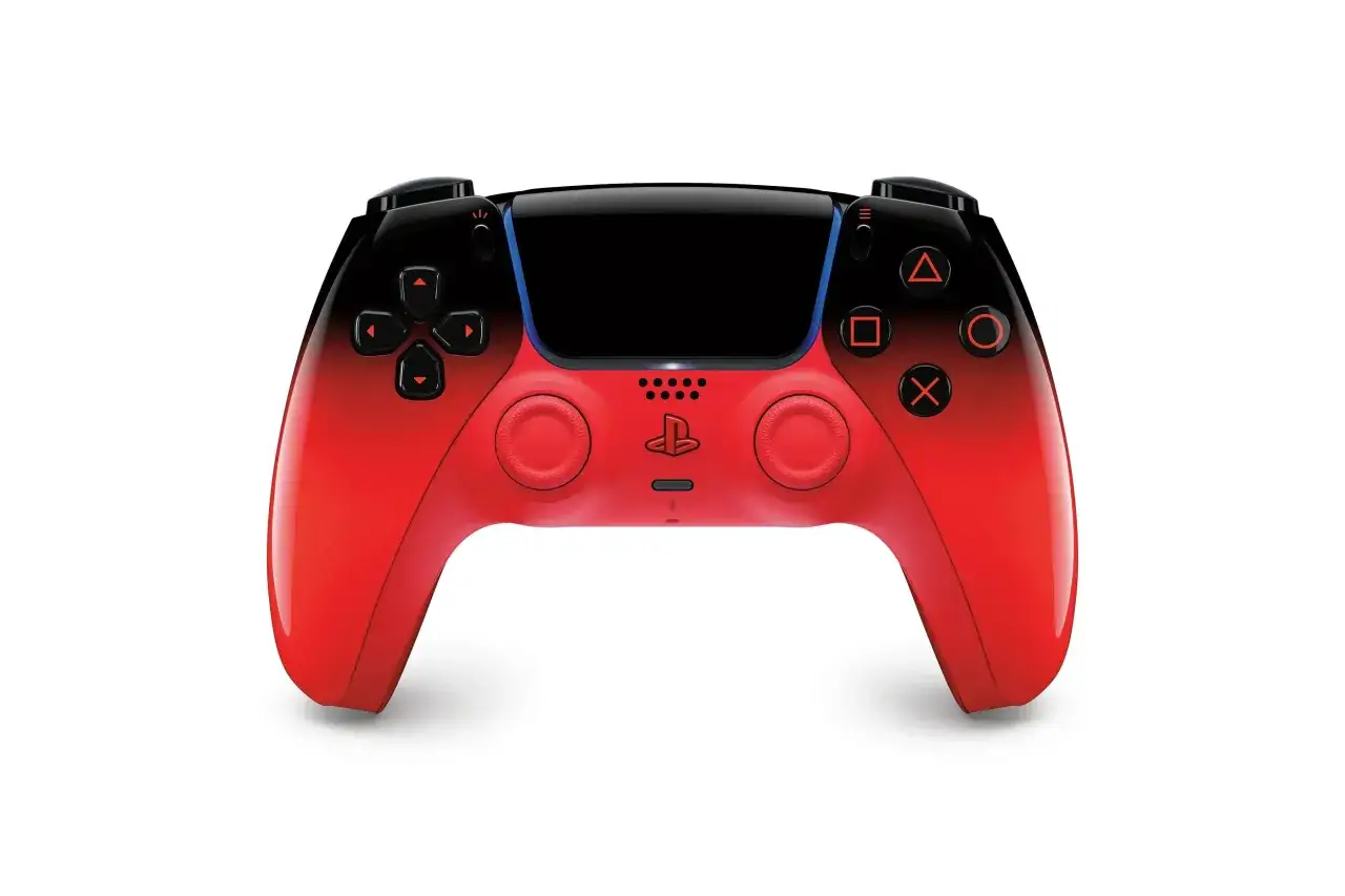 Czerwony kontroler DualSense do PS5, z czarnymi akcentami i gradientem. Idealny na premierę nowych gier!