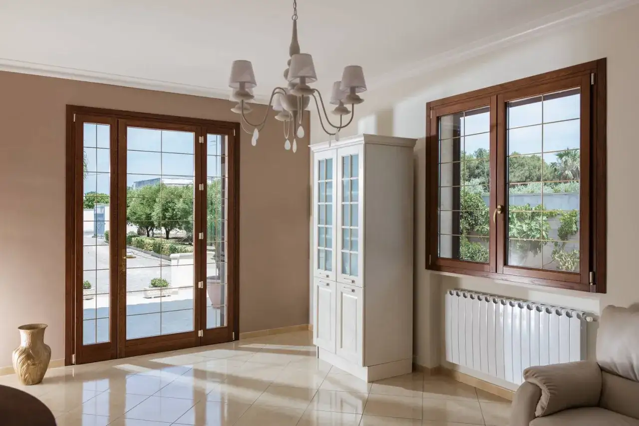 Infissi in legno: calore e stile, ma anche manutenzione. Valuta pro e contro per la tua casa.