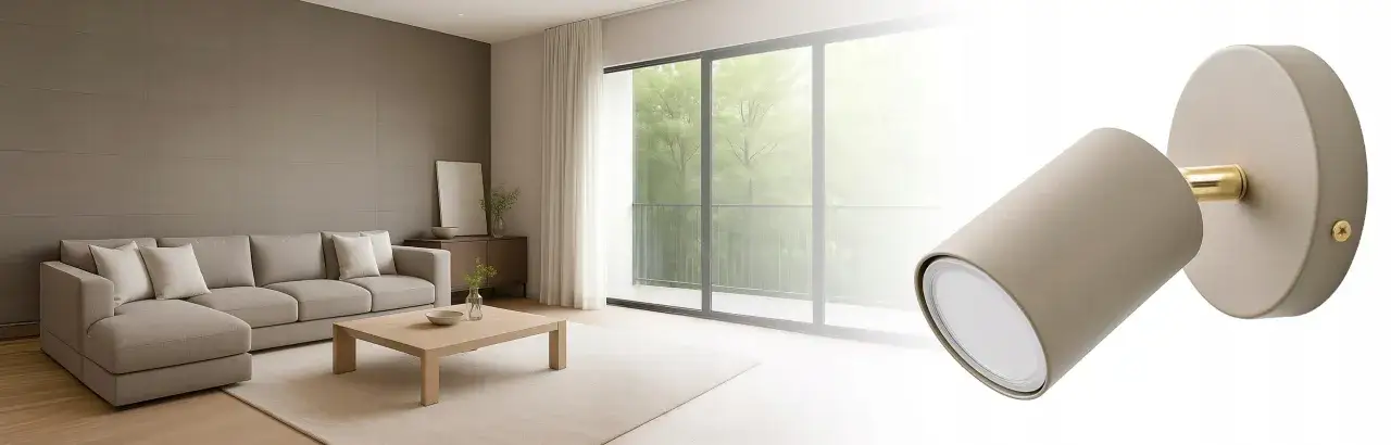 Nowoczesny kinkiet w kolorze beżowym, idealny jako lampa sufitowa lub ścienna, dopełnia minimalistyczny salon z widokiem na zieleń.
