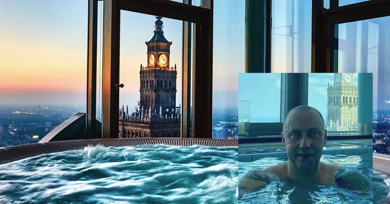 Relaks w jacuzzi z widokiem na Pałac Kultury. Luksusowy pobyt w najdroższym hotelu w Warszawie.