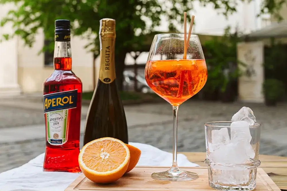 Aperol spritz składniki na stole