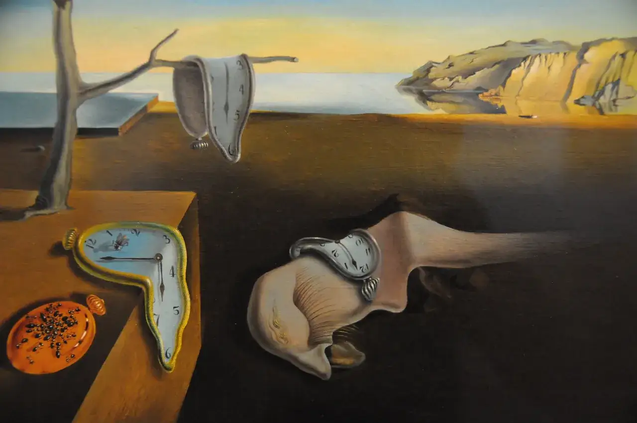 En Salvador Dalí tavla med smältande klockor som flyter över ett öde landskap. En surrealistisk dröm om tidens gång.