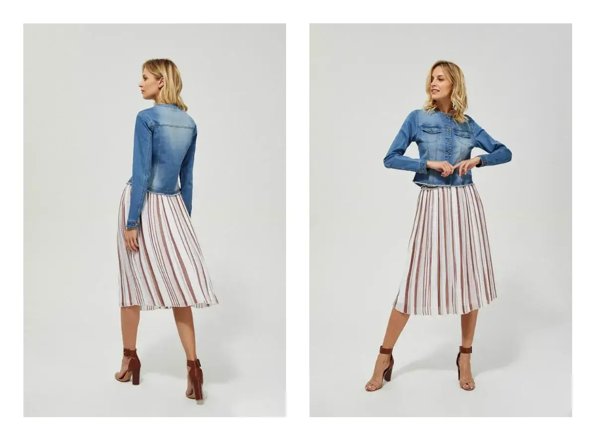 Eleganckie stylizacje z plisowaną spódnicą w paski. Modelka prezentuje zestaw z jeansową kurtką i brązowymi sandałkami na obcasie.