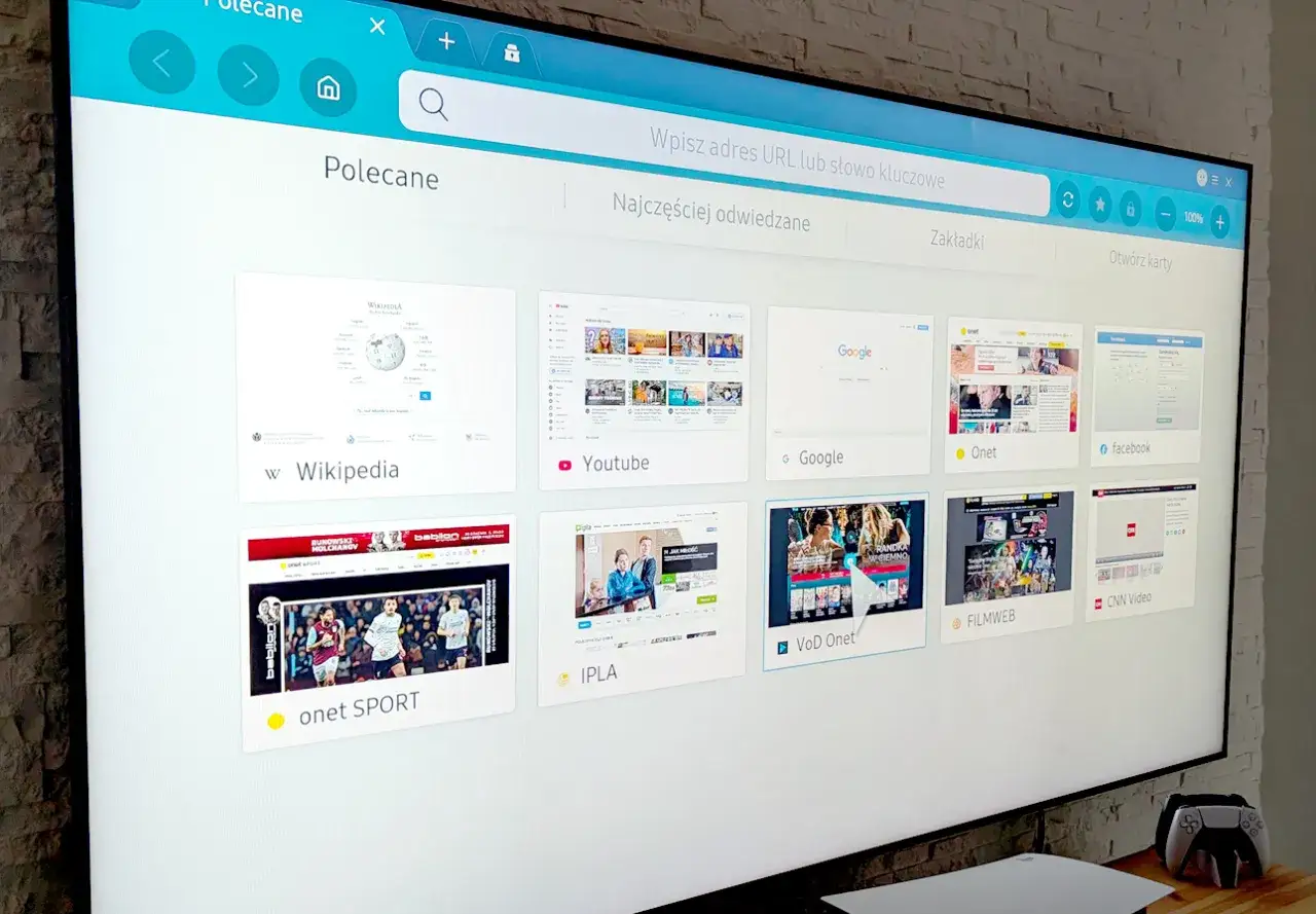 Ekran telewizora Samsung z otwartą przeglądarką. Widoczne zakładki: Wikipedia, YouTube, Google, Onet, Facebook. Jak zaktualizować przeglądarkę w TV Samsung?