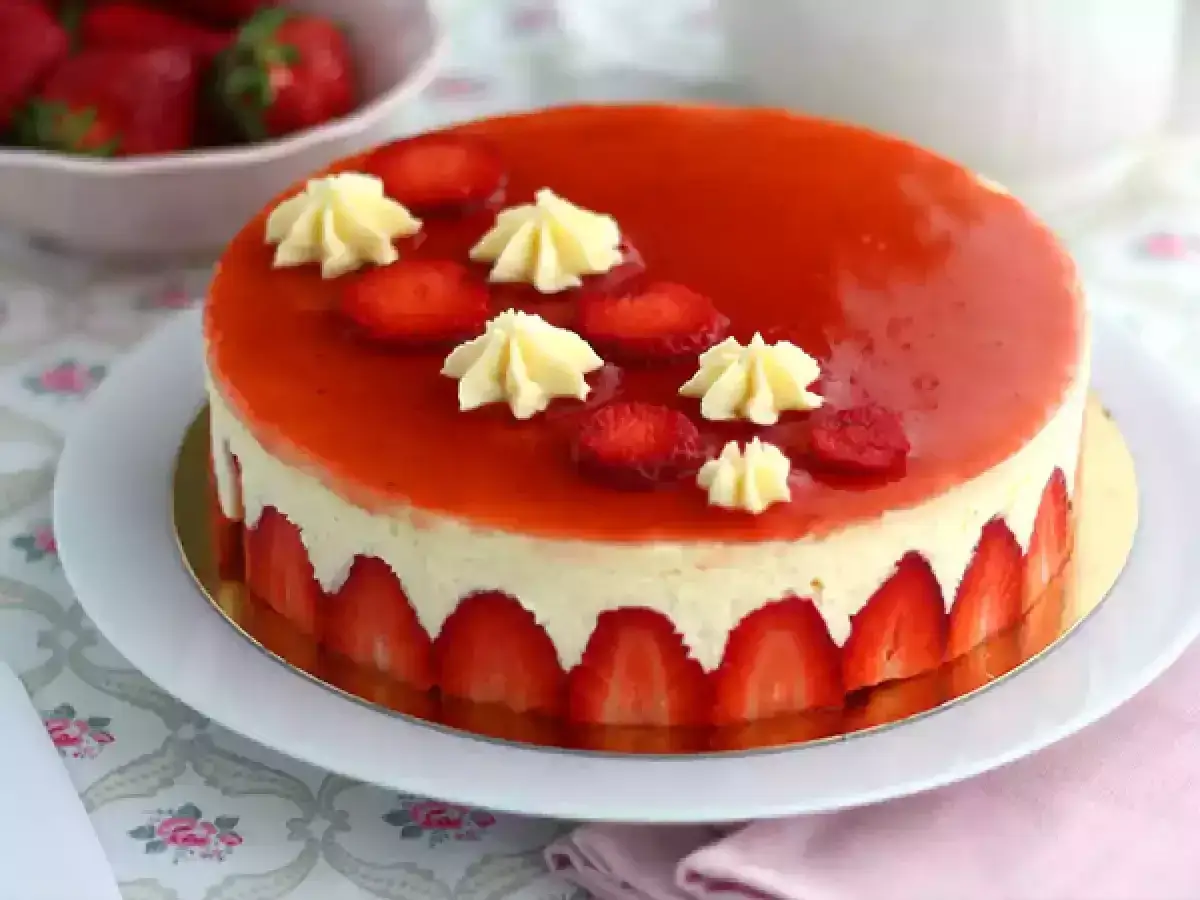 Un magnifique fraisier garni de fraises fra&icirc;ches et d'une cr&egrave;me mousseline onctueuse, pr&ecirc;t &agrave; &ecirc;tre d&eacute;gust&eacute;.