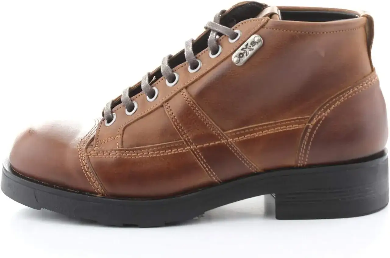 Stivaletto in pelle marrone da **oxs uomo**, con lacci grigi e logo metallico.