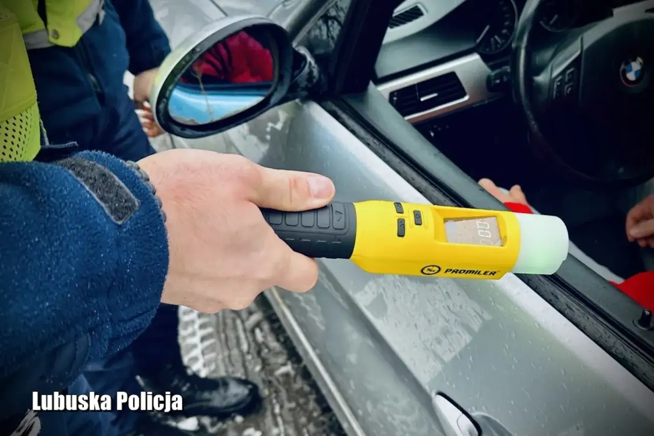 Policjant bada trzeźwość kierowcy. Nawet po dwóch piwach wieczorem, jazda jest niebezpieczna.