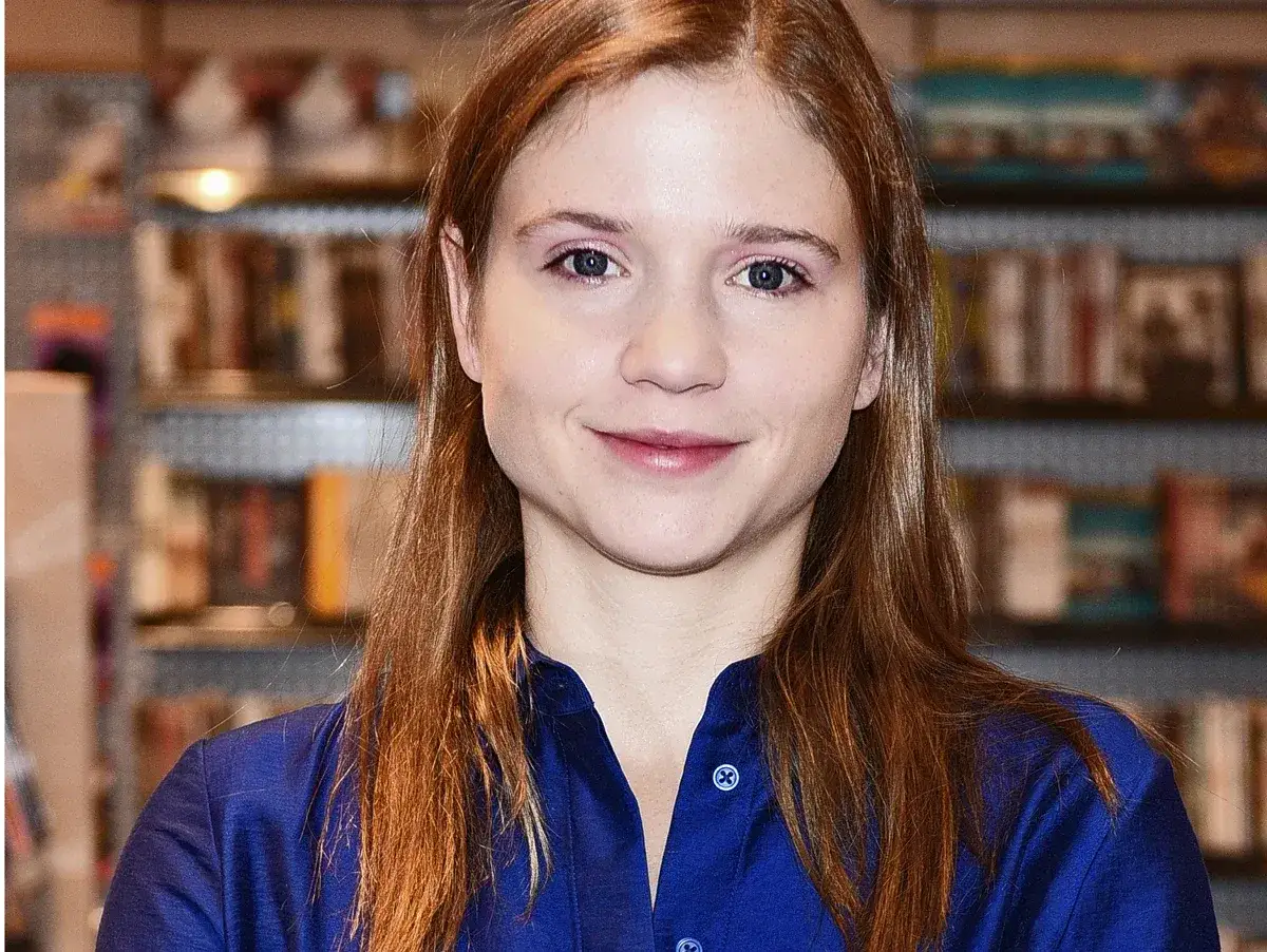 Eliza Rycembel, znana z ekranu, w bliskim kadrze. Jej życie prywatne pozostaje tajemnicą, ale uśmiech mówi wiele.