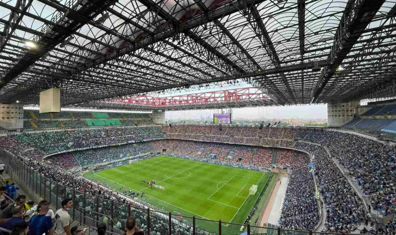 Stadion pełen kibiców podczas meczu Serie A. Widać zieloną murawę, trybuny wypełnione ludźmi i charakterystyczną konstrukcję dachu. liga wlochy.