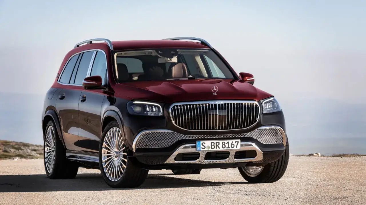 Elegancki, dwukolorowy GLS Maybach w odcieniu głębokiej czerwieni i czerni, prezentuje się majestatycznie na tle pustynnego krajobrazu.
