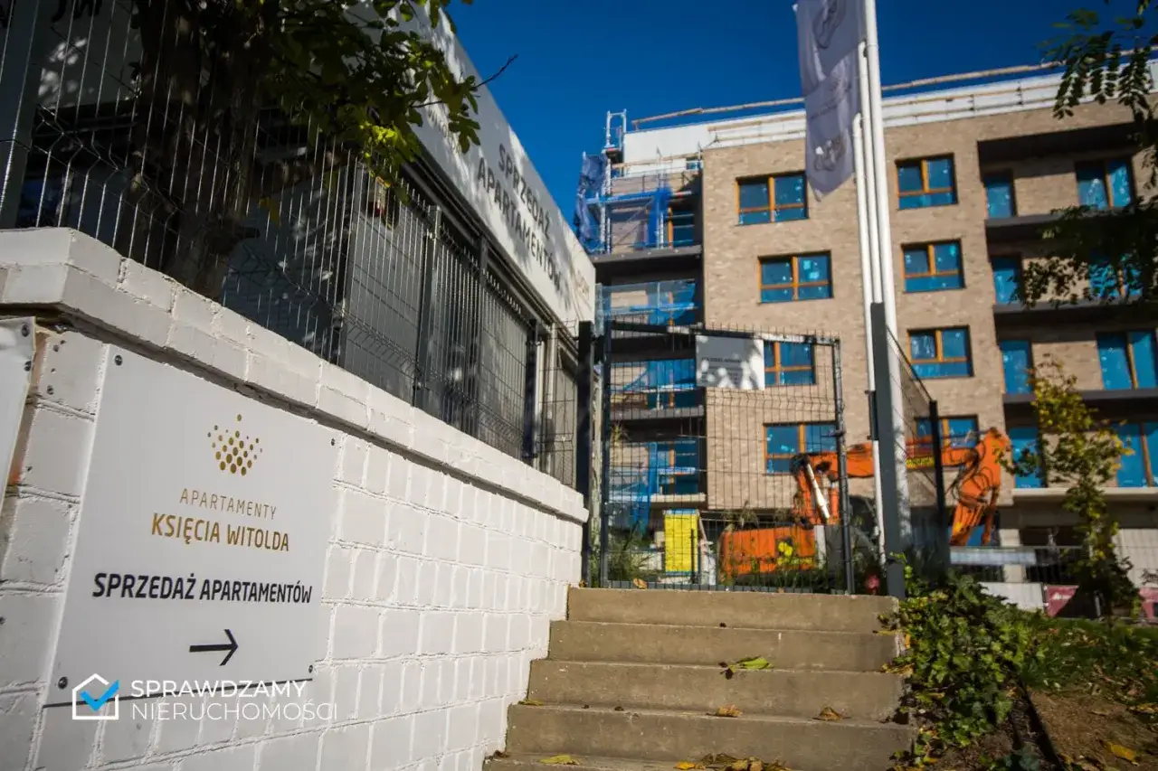 Budowa apartamentów z tablicą informacyjną