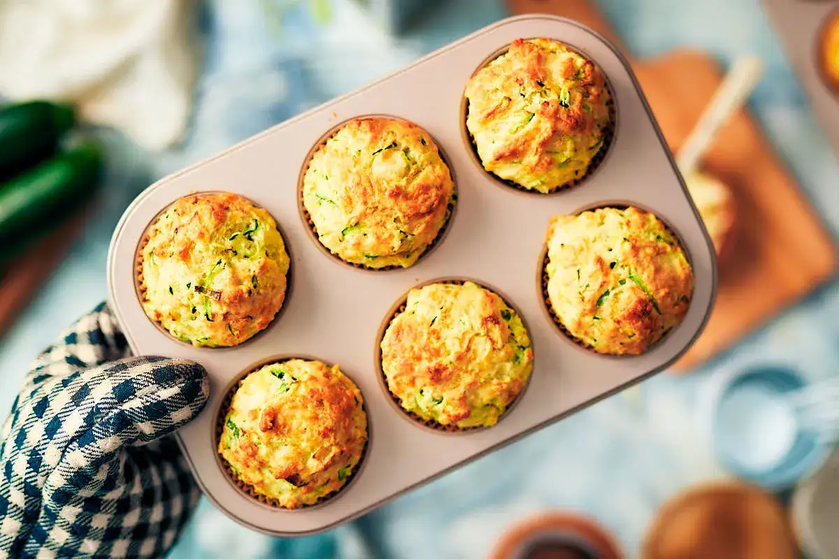 Frisch gebackene Zucchini-Muffins in einer Muffin-Form, bereit zum Genießen.