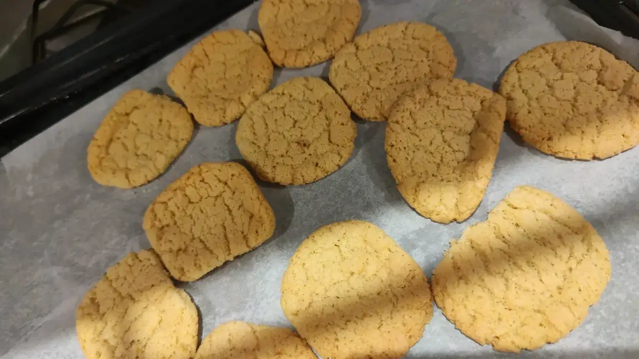 Deliziosi biscotti con farina di riso appena sfornati, dorati e fragranti, pronti per essere gustati.