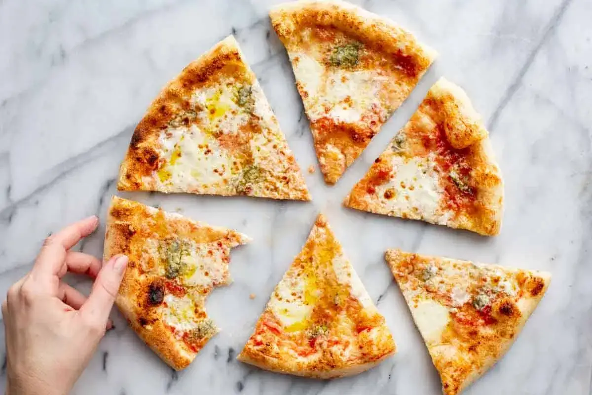 Pizza 4 sery: rozpływające się w ustach mozzarella, wyrazisty gorgonzola, delikatny parmezan i kremowy taleggio. Pycha!
