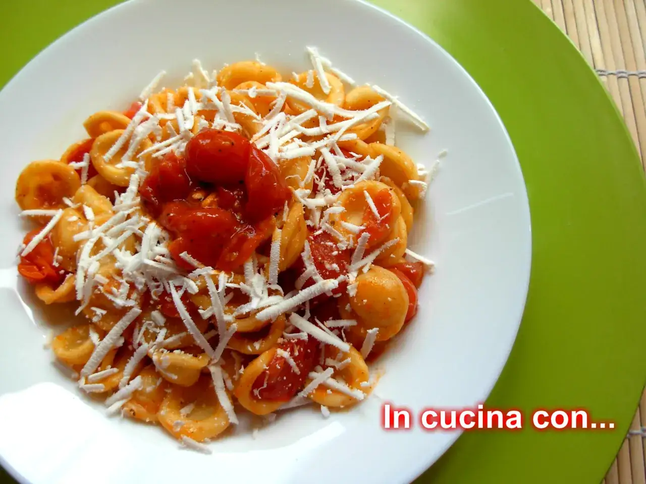 Orecchiette con pesto di pomodorini e ricotta grattugiata, un piatto semplice e gustoso.