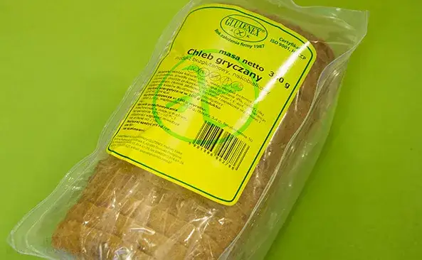 kromka chleba gryczanego, chleb gryczany i pszenny porównanie