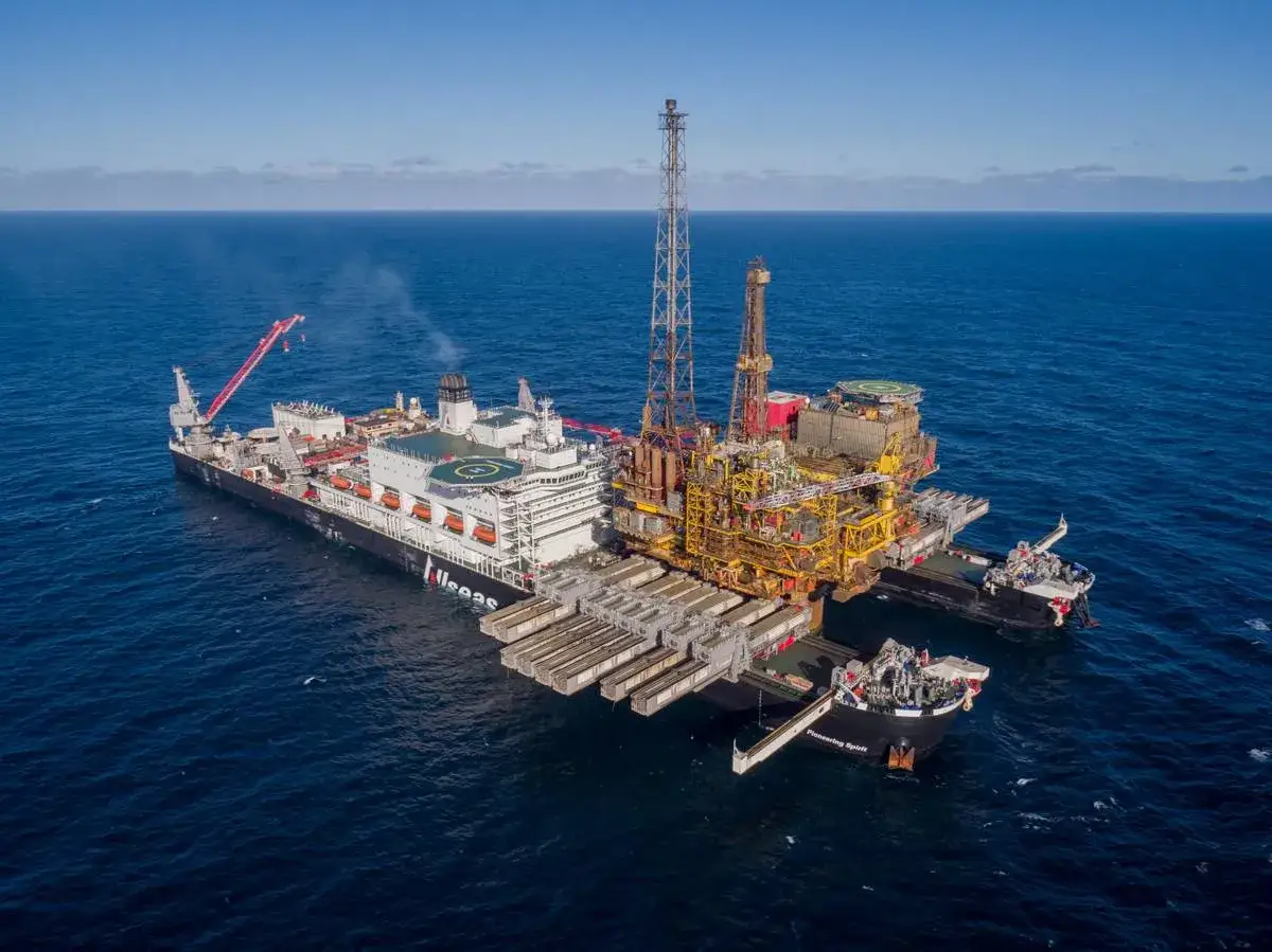 Das größte Schiff der Welt, die Pioneering Spirit, im Einsatz mit einer Ölplattform.