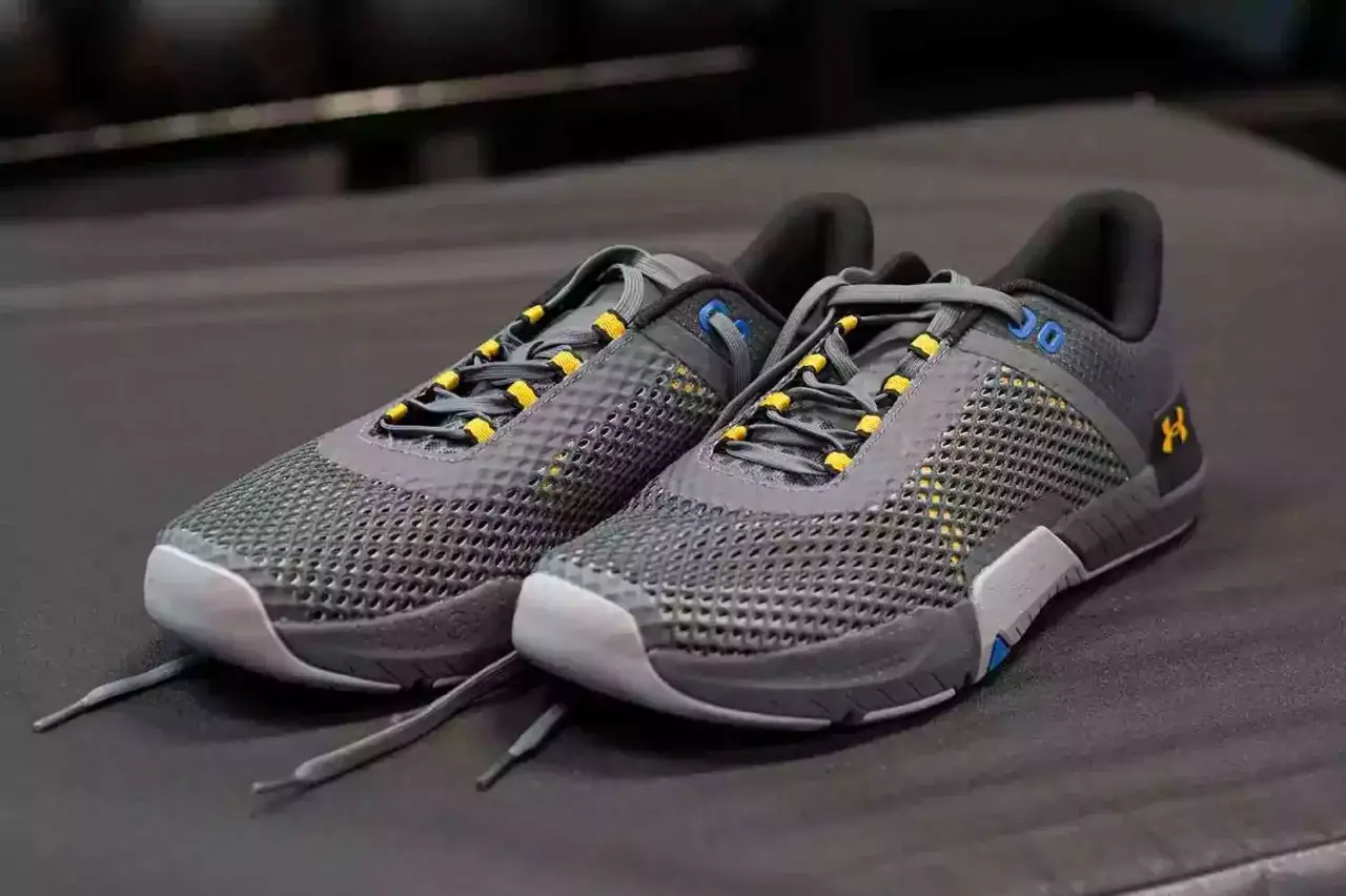 Szare buty Under Armour z ż&oacute;łtymi akcentami, idealne jako buty do crossfitu. Stabilne i przewiewne, gotowe na trening.