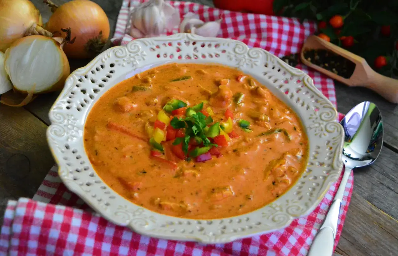 Kremowa, najlepsza zupa gyros Ania gotuje, z kawałkami papryki i natką pietruszki, na drewnianym stole.