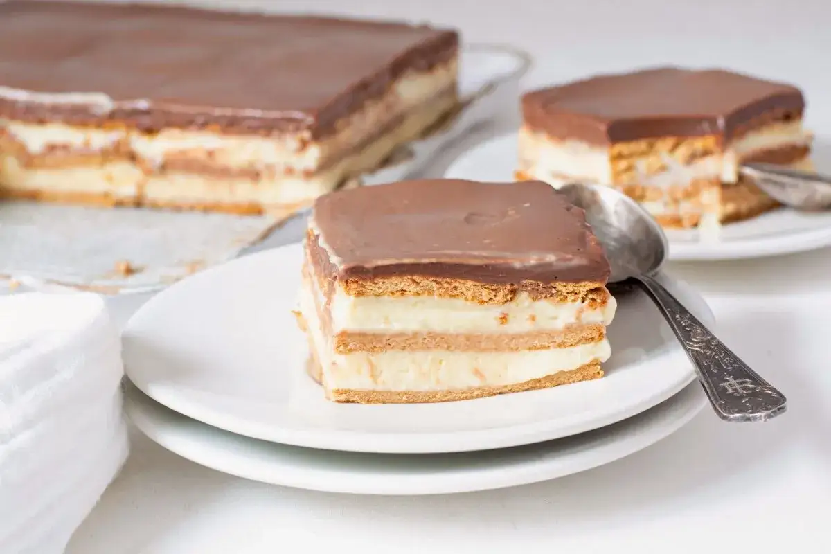 Una porci&oacute;n de tarta de la abuela, con capas de galleta y crema, cubierta de chocolate.