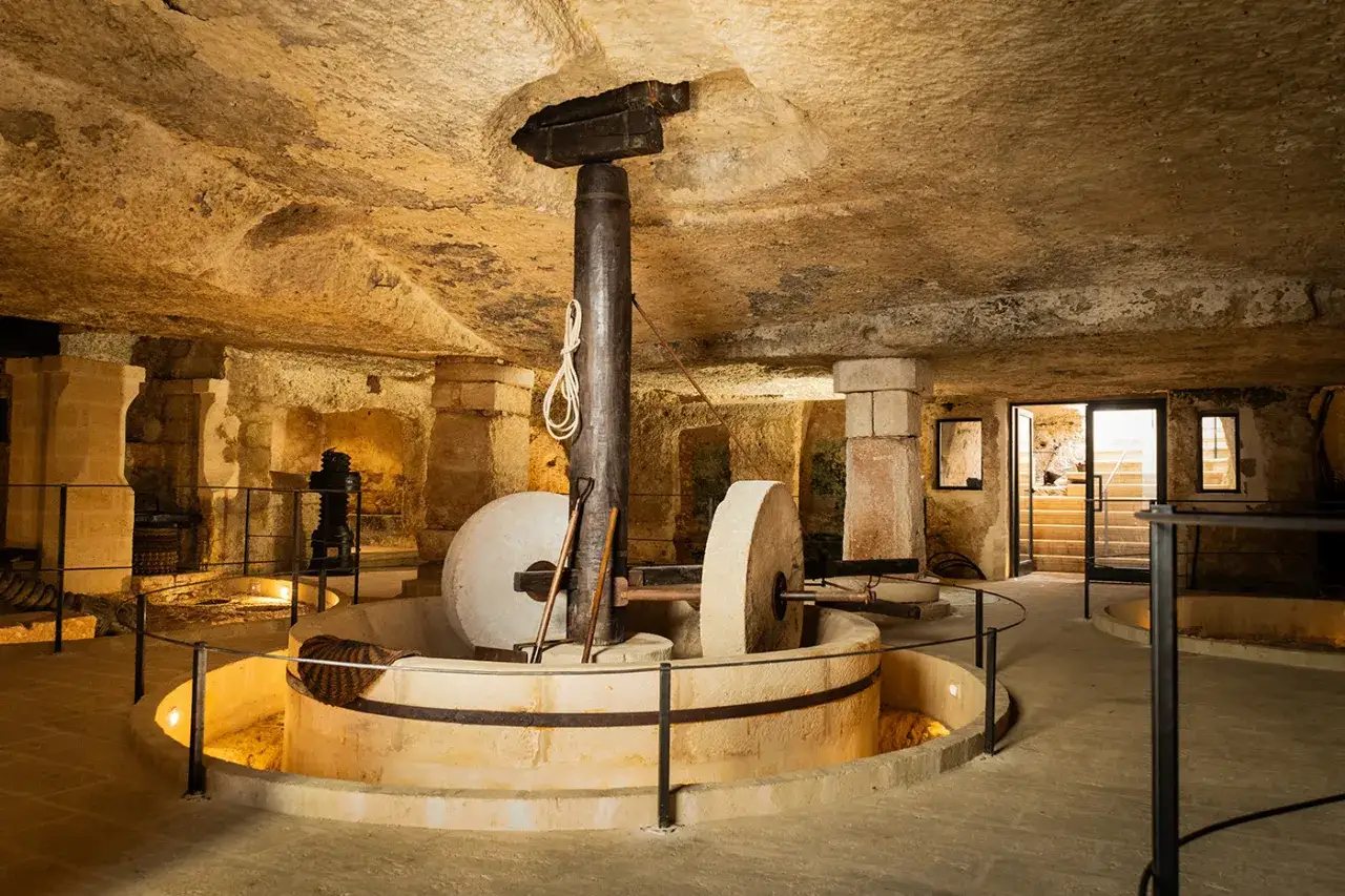 Antico frantoio in pietra, testimone delle origini dell'olio di oliva. Le macine raccontano la storia di un'antica lavorazione.