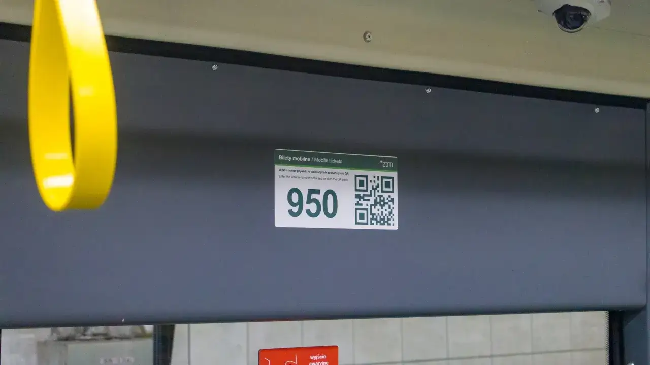 Jak skasować bilet elektroniczny w autobusie? Zeskanuj kod QR lub wpisz numer pojazdu 950 w aplikacji.